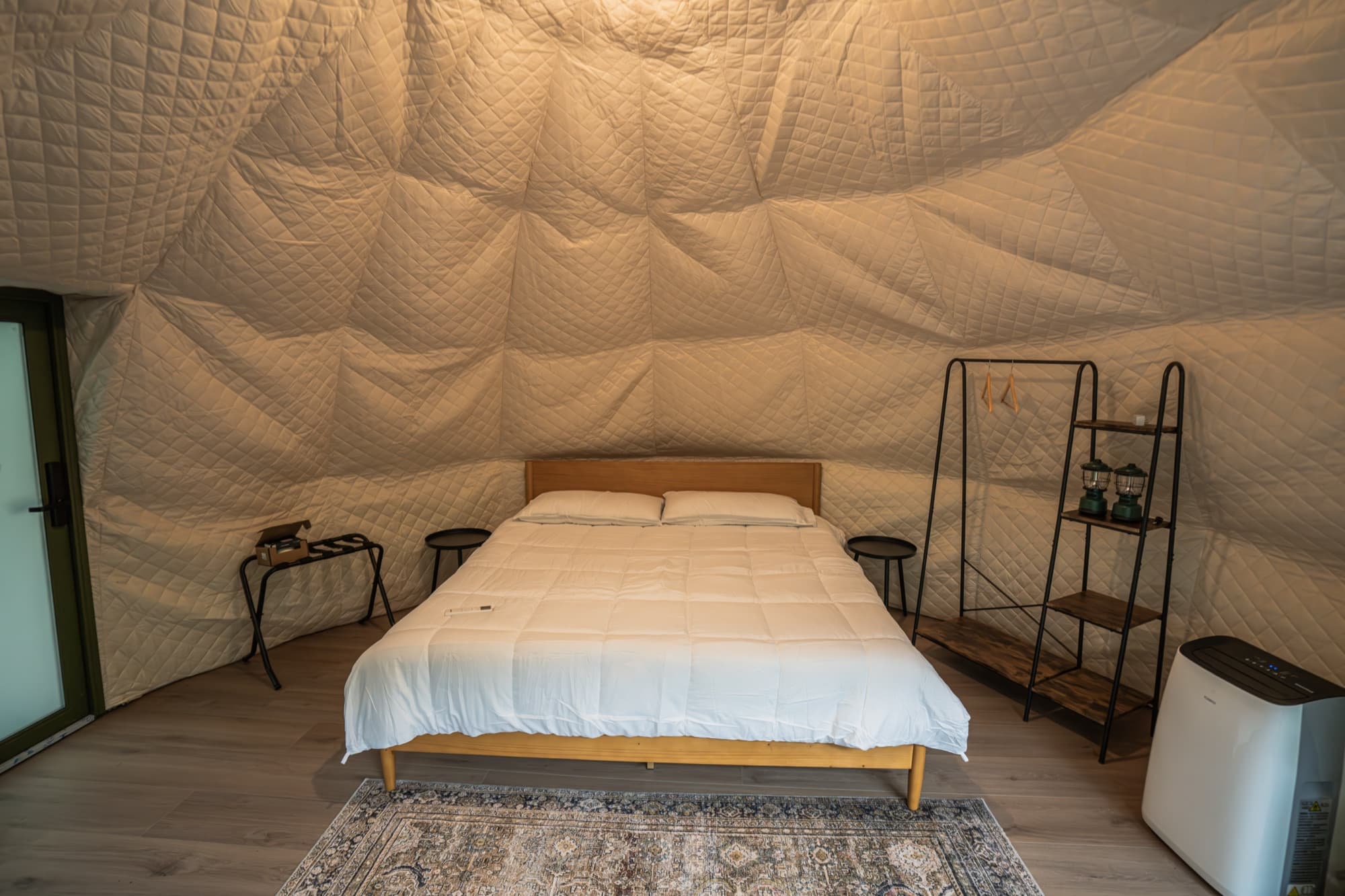 Classic dome king bed at Ferncrest Chambers Creek