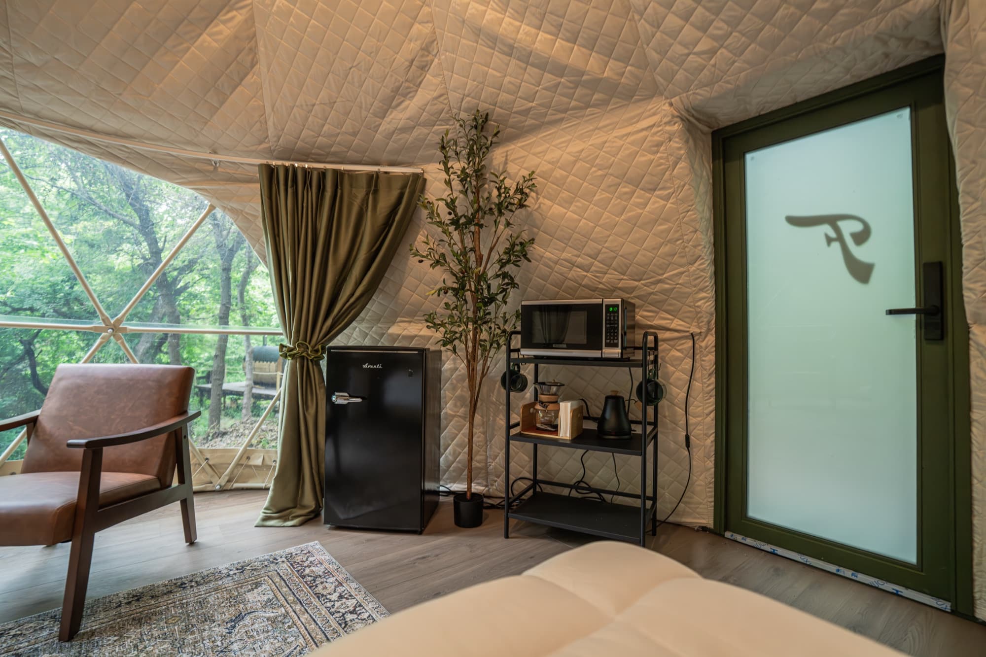 Classic dome king bed at Ferncrest Chambers Creek